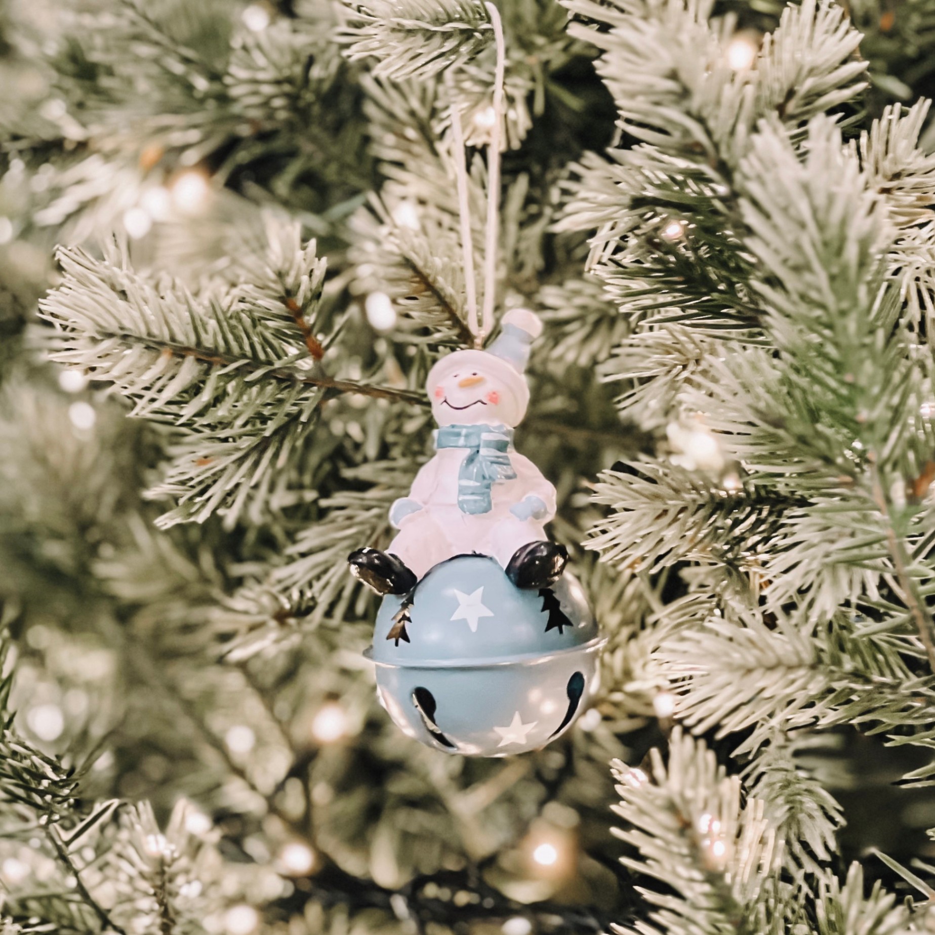 White Bear on Ball Ornament - Đồ Treo Chú Gấu Trắng Trên Banh